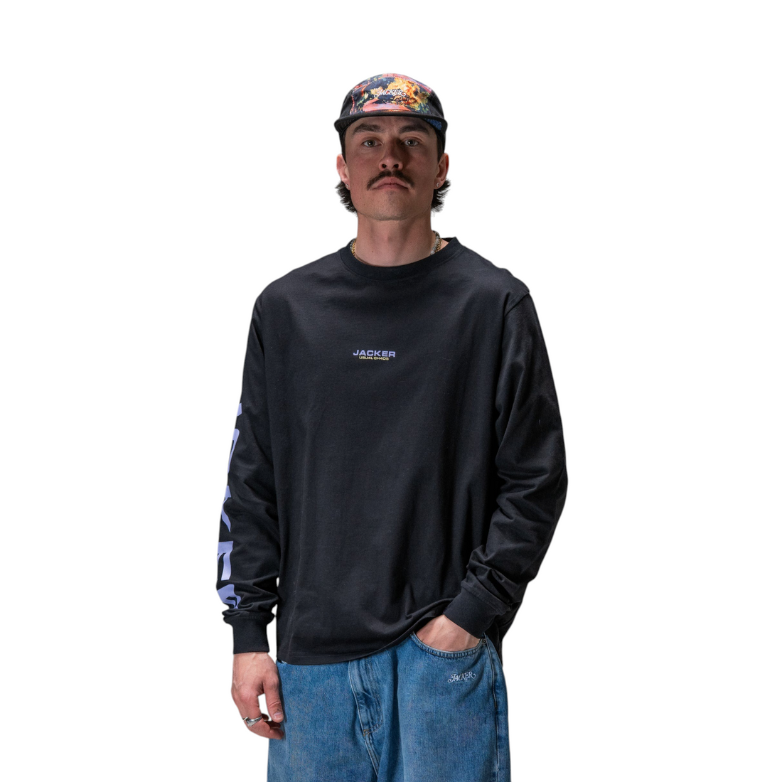 Homme portant le t-shirt manches longues noir Born2ride Jacker Mk-Ultra en coton épais avec logo graphique