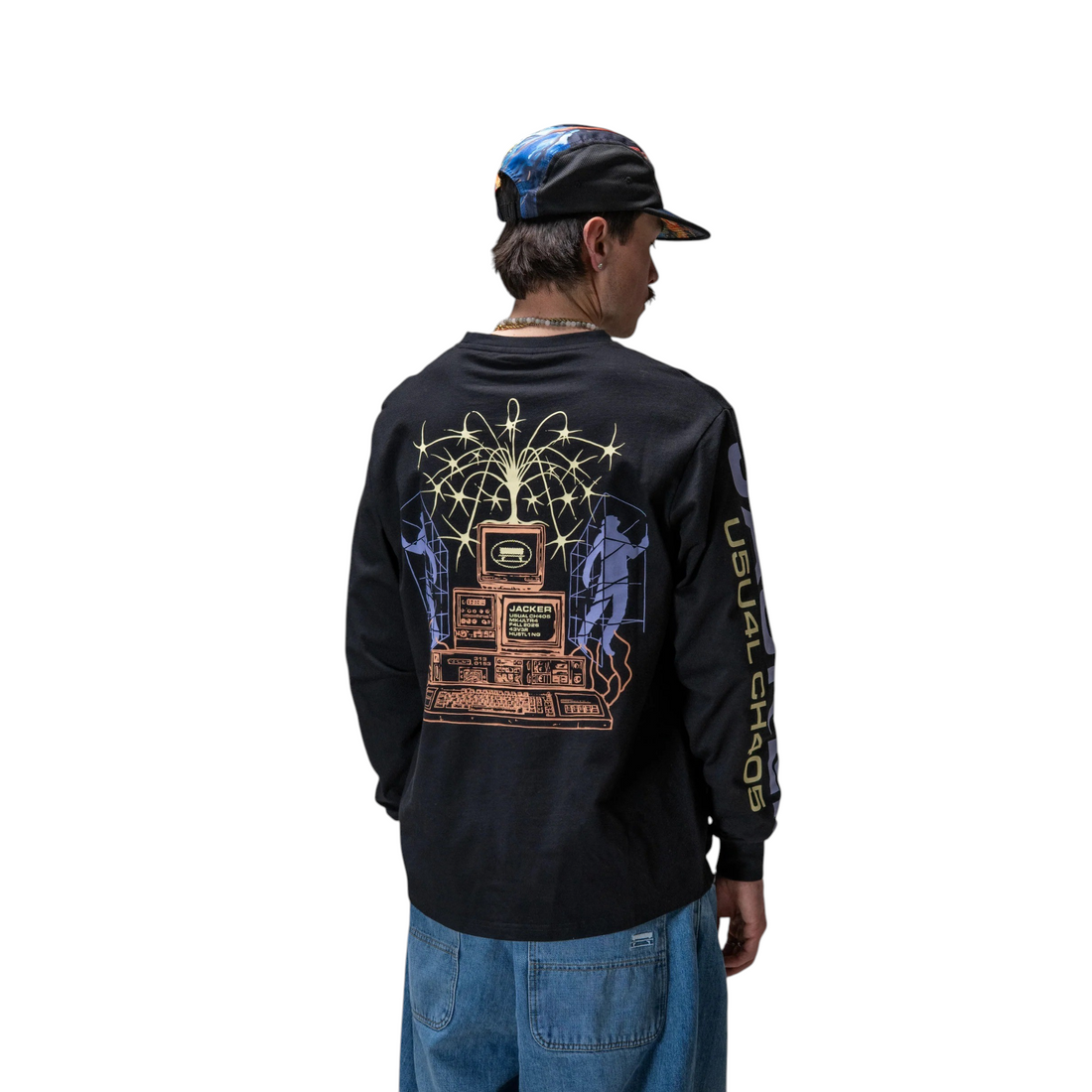 Homme portant un t-shirt manches longues noir Born2ride Jacker avec imprimé graphique rétro sur le dos