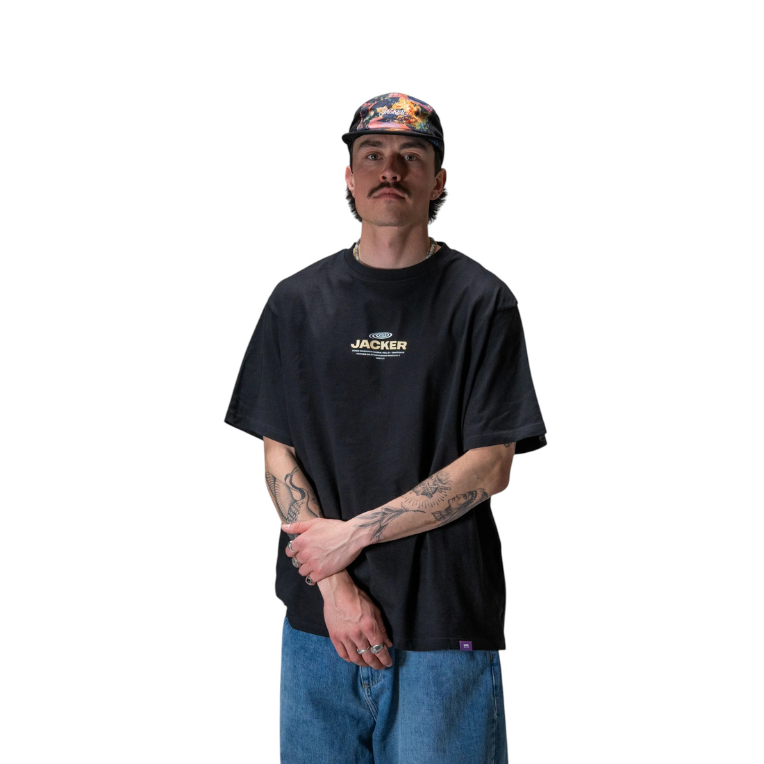 Homme portant le t-shirt noir en coton Jacker Endless Falling avec logo sérigraphié, vendu par Born2ride