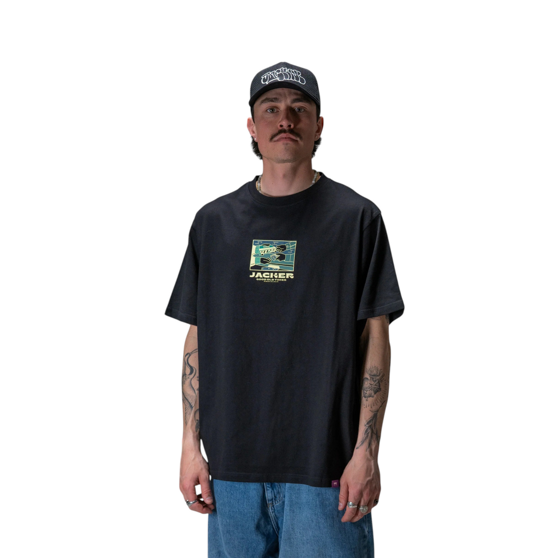 Homme portant le t-shirt noir en coton Easy Money de la marque Born2ride avec un graphisme sérigraphié sur la poitrine