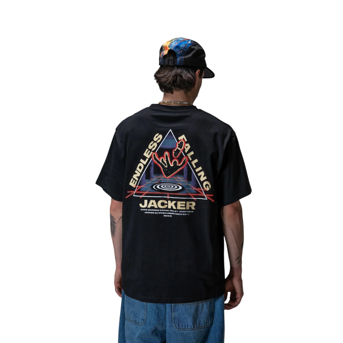 Homme portant le t-shirt noir en coton Born2ride Jacker avec graphisme Endless Falling sérigraphié au dos