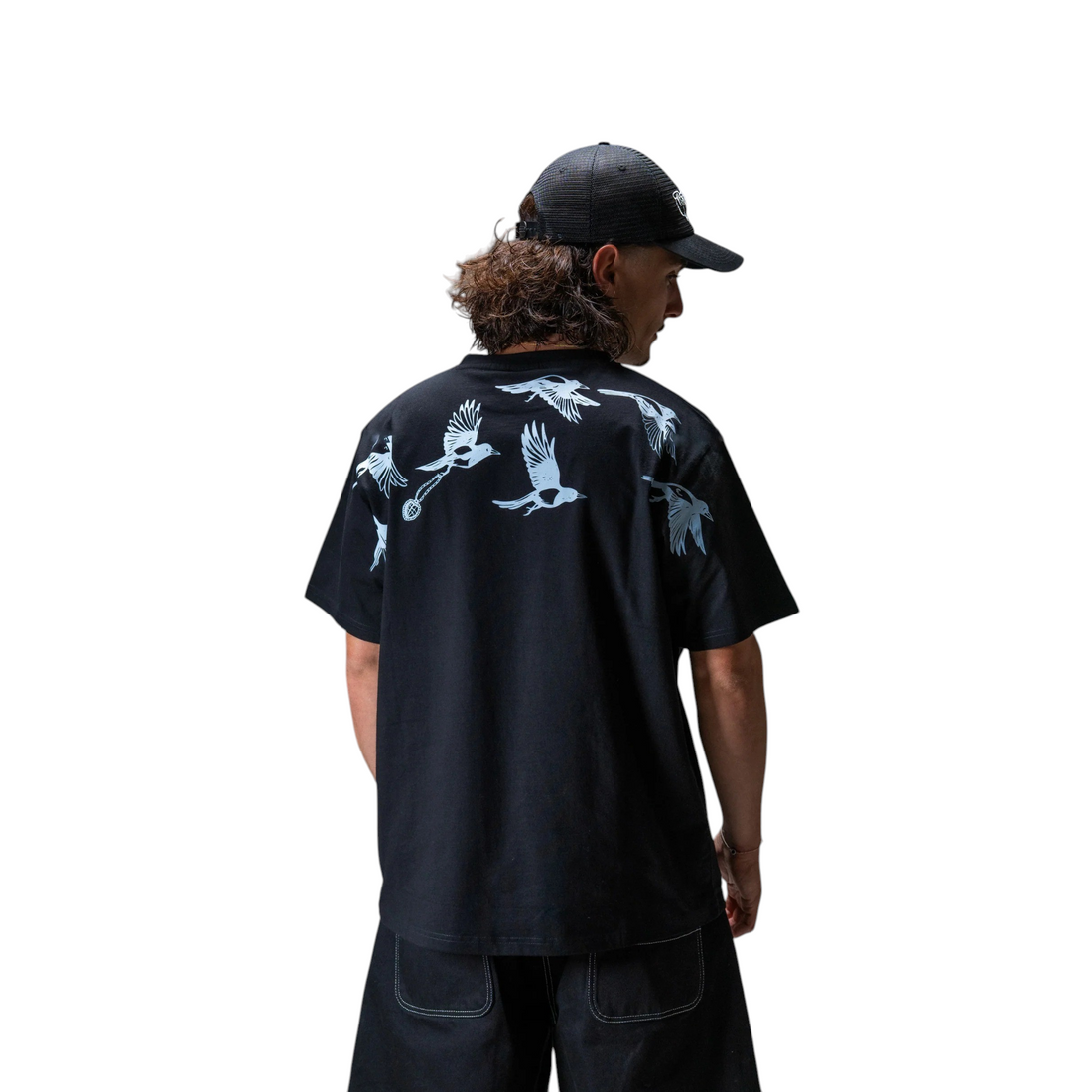 Homme portant le t-shirt noir Born2ride Jacker D.birds Cooper en coton épais avec imprimés oiseaux au dos