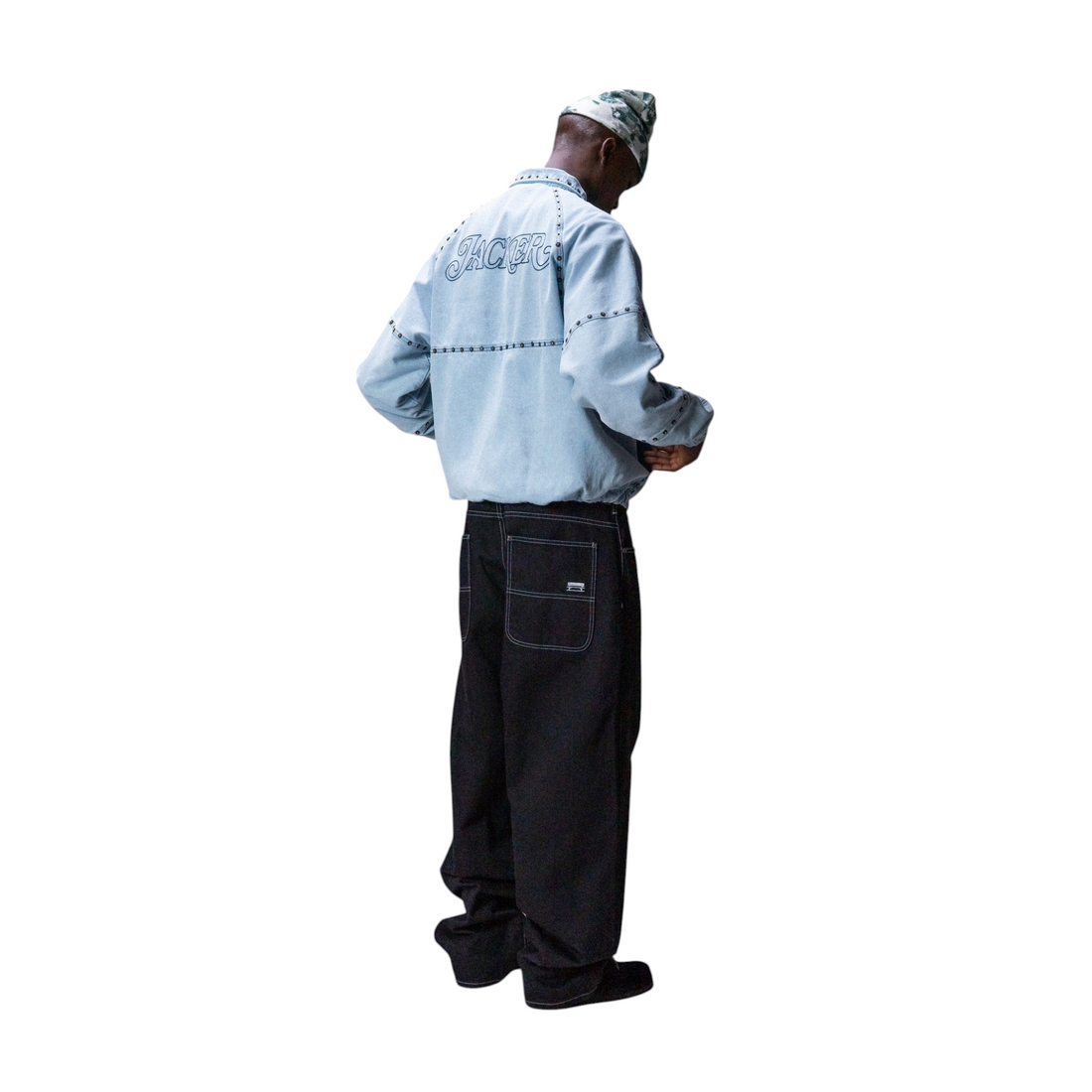 Homme portant la veste en jean bleue Jacker Rivet avec finitions rivetées et logo brodé au dos, style streetwear