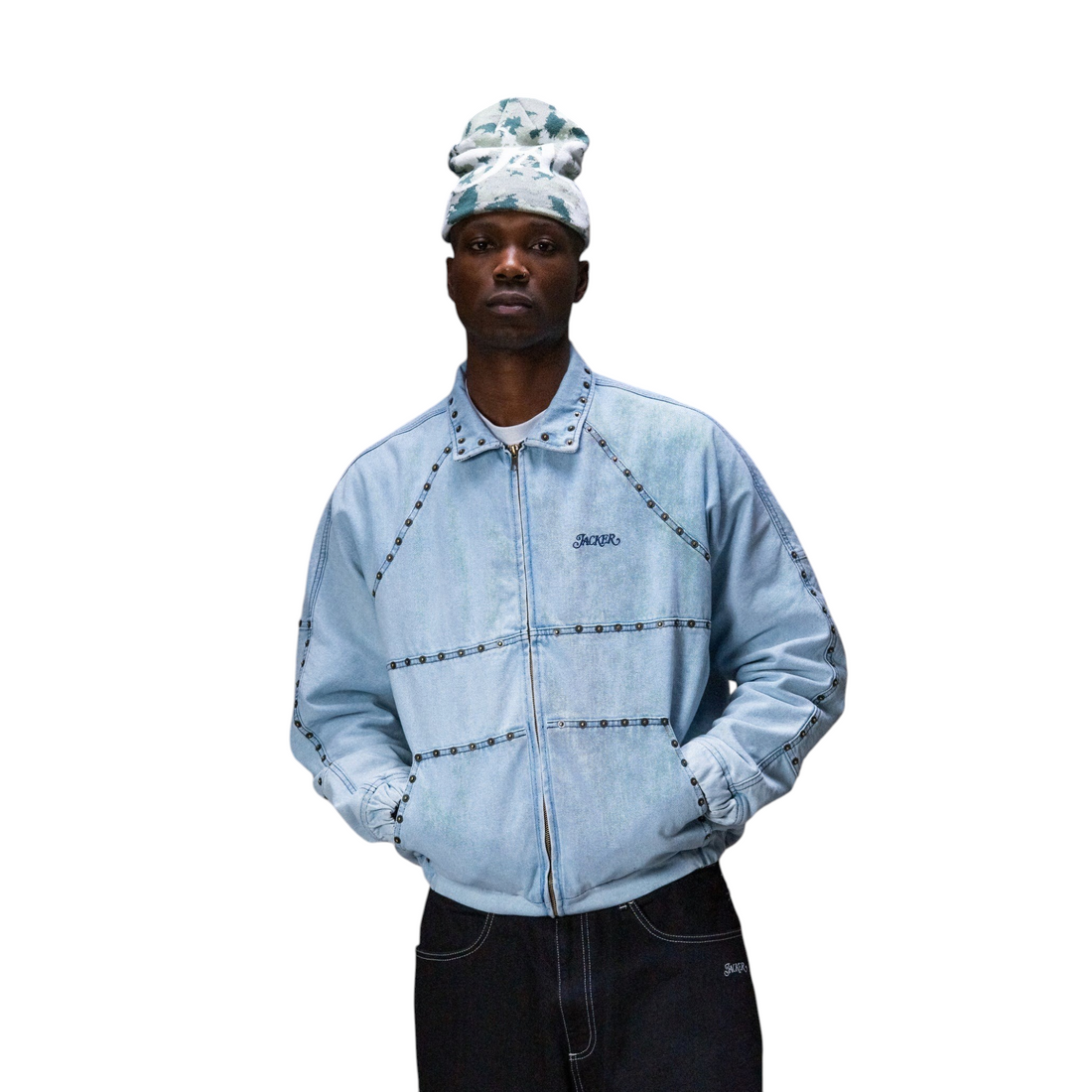 Veste en jean bleu clair Jacker avec finitions rivetées portée par un mannequin, disponible chez Born2ride.