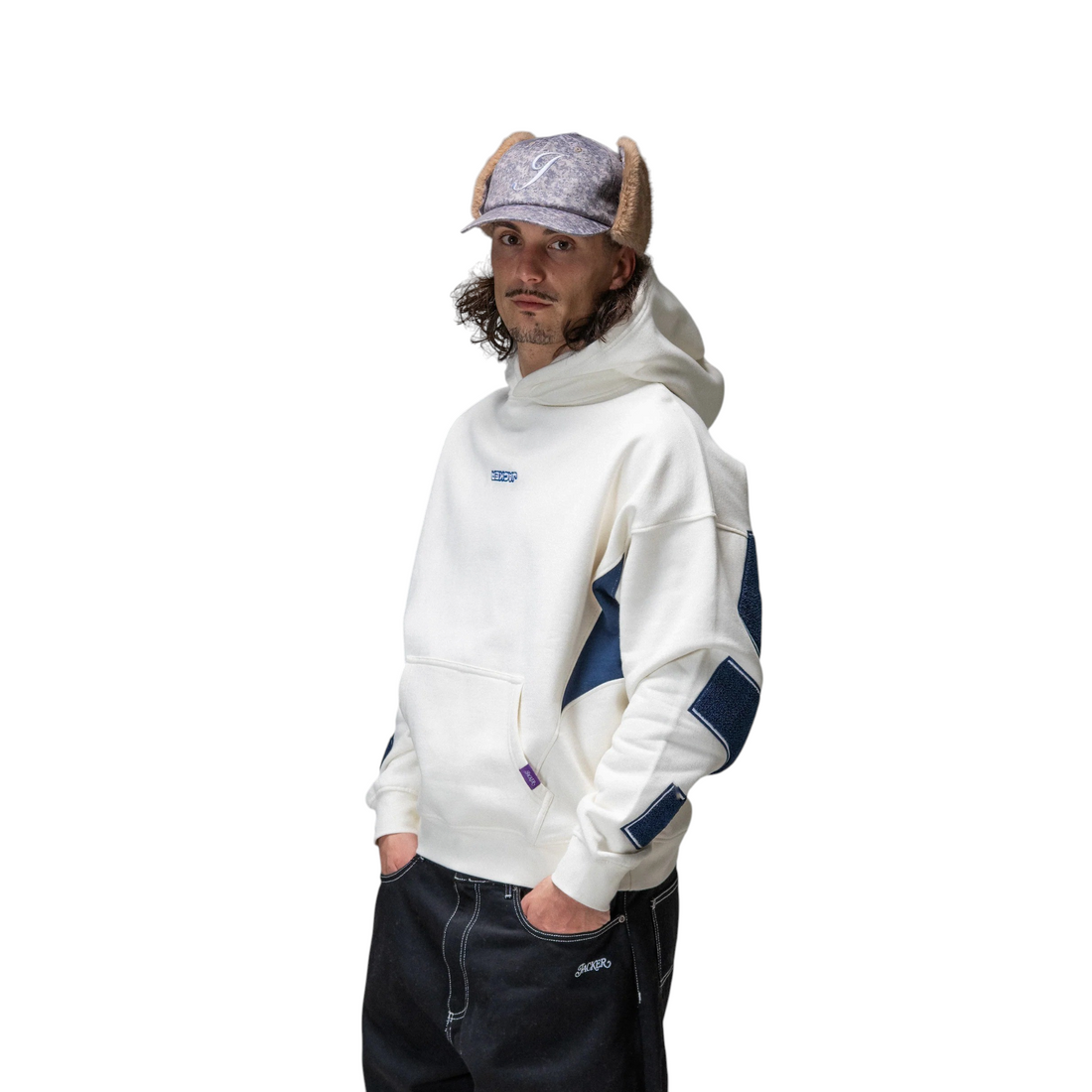 Homme portant le sweat à capuche beige Jacker Yetorious en coton épais avec détails bleu marine, style streetwear