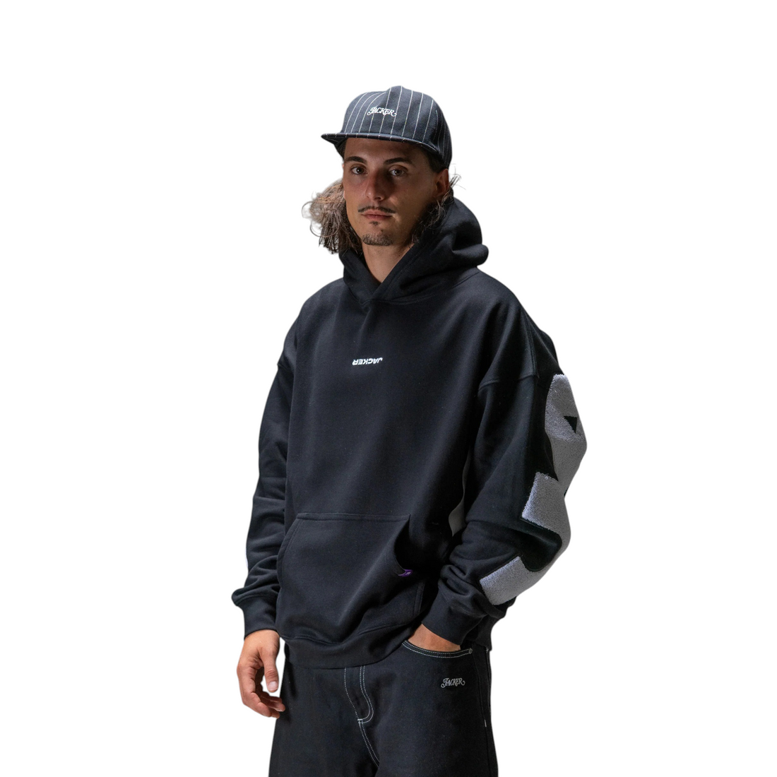 Homme portant le sweat à capuche noir Born2ride Jacker Yetorius en coton épais avec logo sur la manche