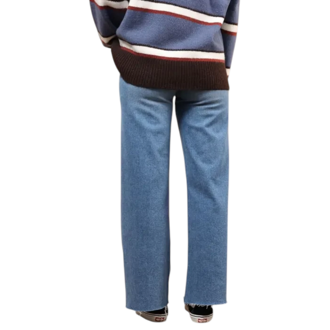 Jean femme droit Oxbow Mariner-pt couleur vintage indigo en denim stretch porté avec un pull rayé chez Born2ride