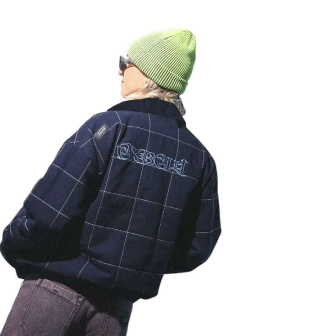 Veste Born2ride Oxbow Carter bleu marine à carreaux en coton biologique portée par une personne avec un bonnet vert