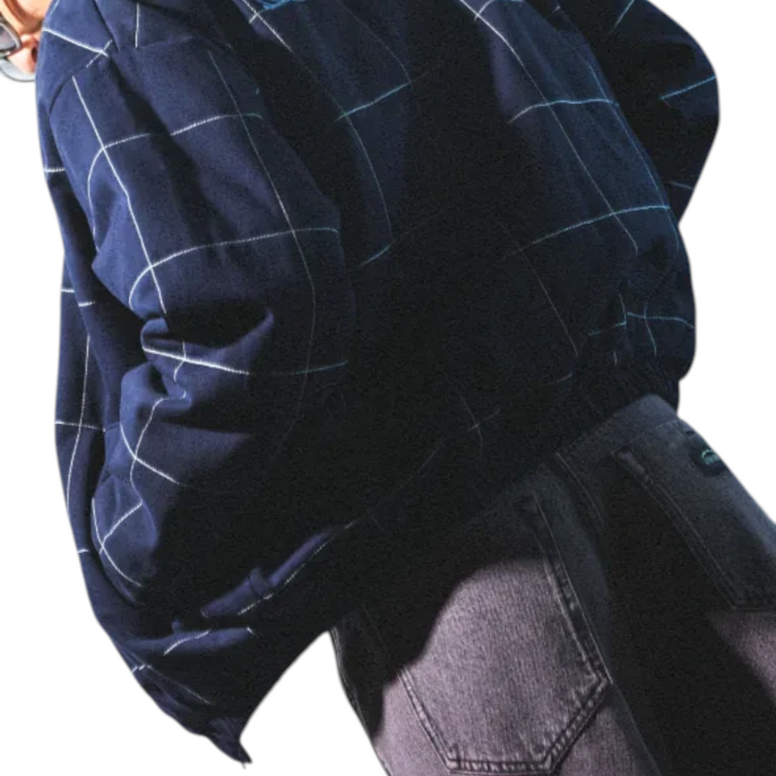 Veste Born2ride Oxbow Carter bleu marine à carreaux en coton biologique portée par un homme