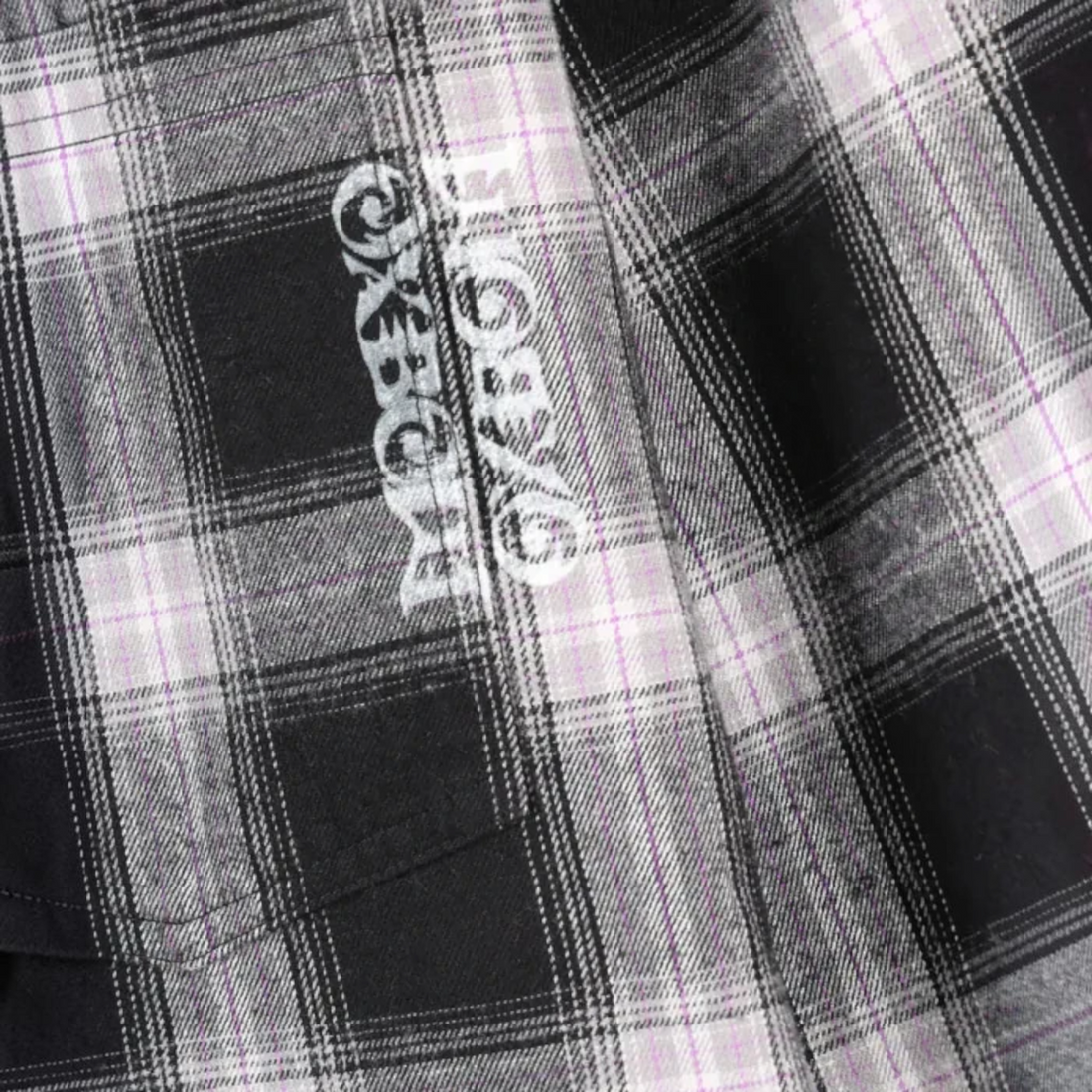 Gros plan sur la chemise en flanelle Born2ride Oxbow Runes noire à carreaux avec logo imprimé sur la poche poitrine