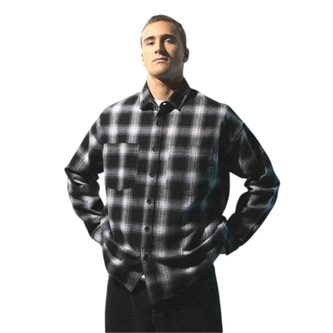 Homme portant une chemise en flanelle Born2ride Oxbow Runes noire à carreaux en coton biologique avec poches poitrine