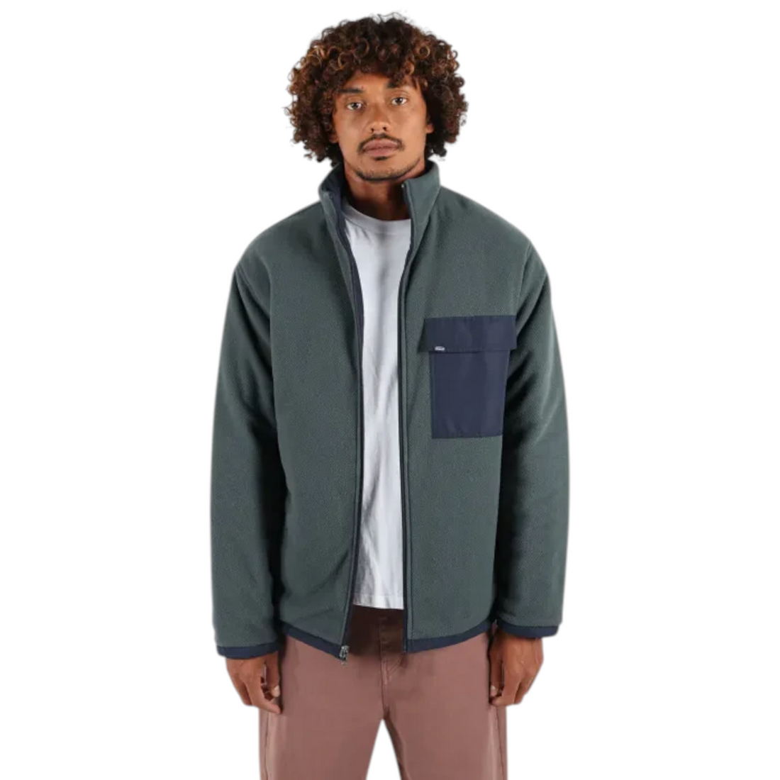 Homme portant la doudoune réversible Born2ride Oxbow Switch-wrm en polaire bleu marine avec poche poitrine contrastée