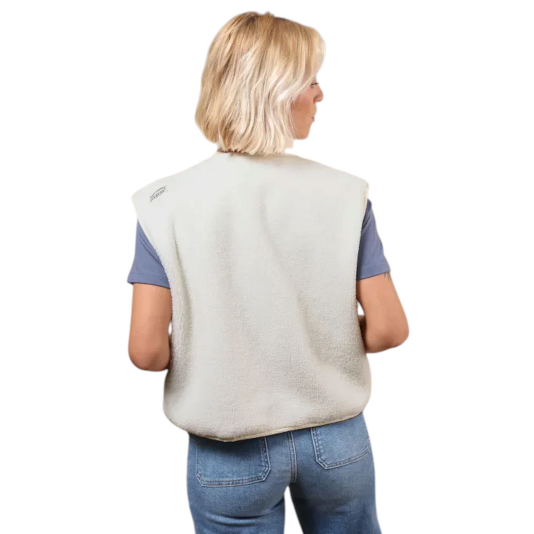 Gilet réversible Born2ride Oxbow Twin en sherpa blanc cassé porté de dos par une femme