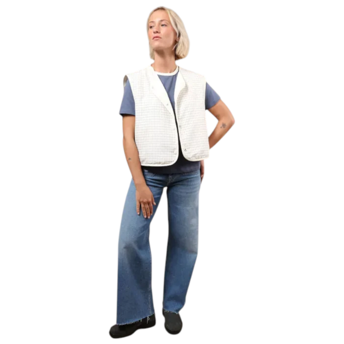 Mannequin portant le gilet réversible Born2ride Oxbow Twin couleur Snow en sherpa et vichy sur un t-shirt bleu