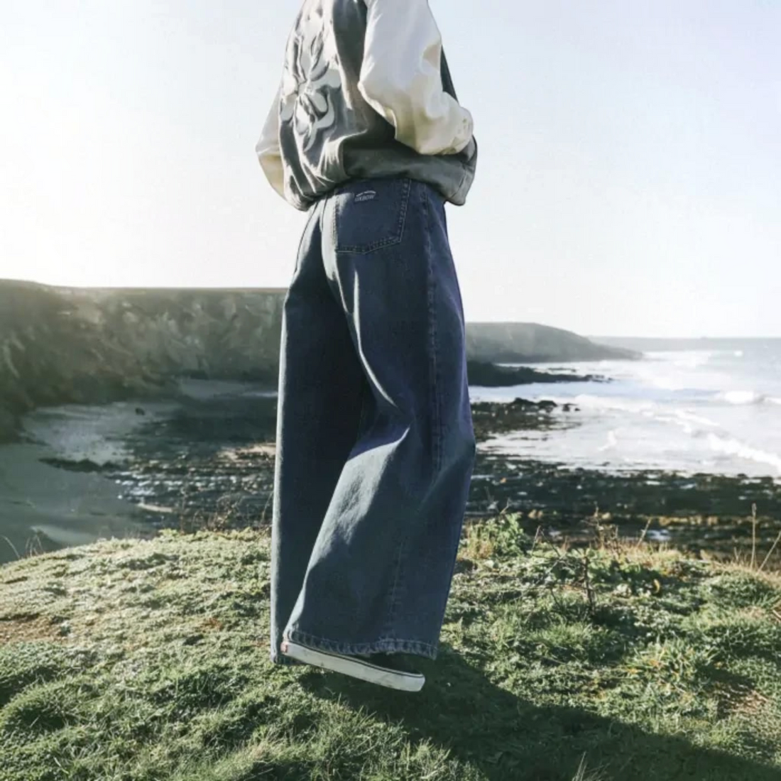 Jean loose Oxbow Denim-pt couleur Ink en coton porté par une femme sur une falaise, style streetwear Born2ride