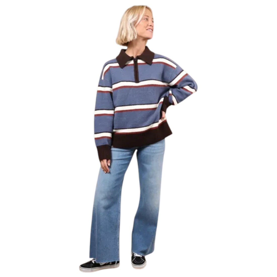 Femme portant le jean Born2ride Oxbow Mariner-pt bleu vintage avec un pull rayé à col zippé sur fond beige