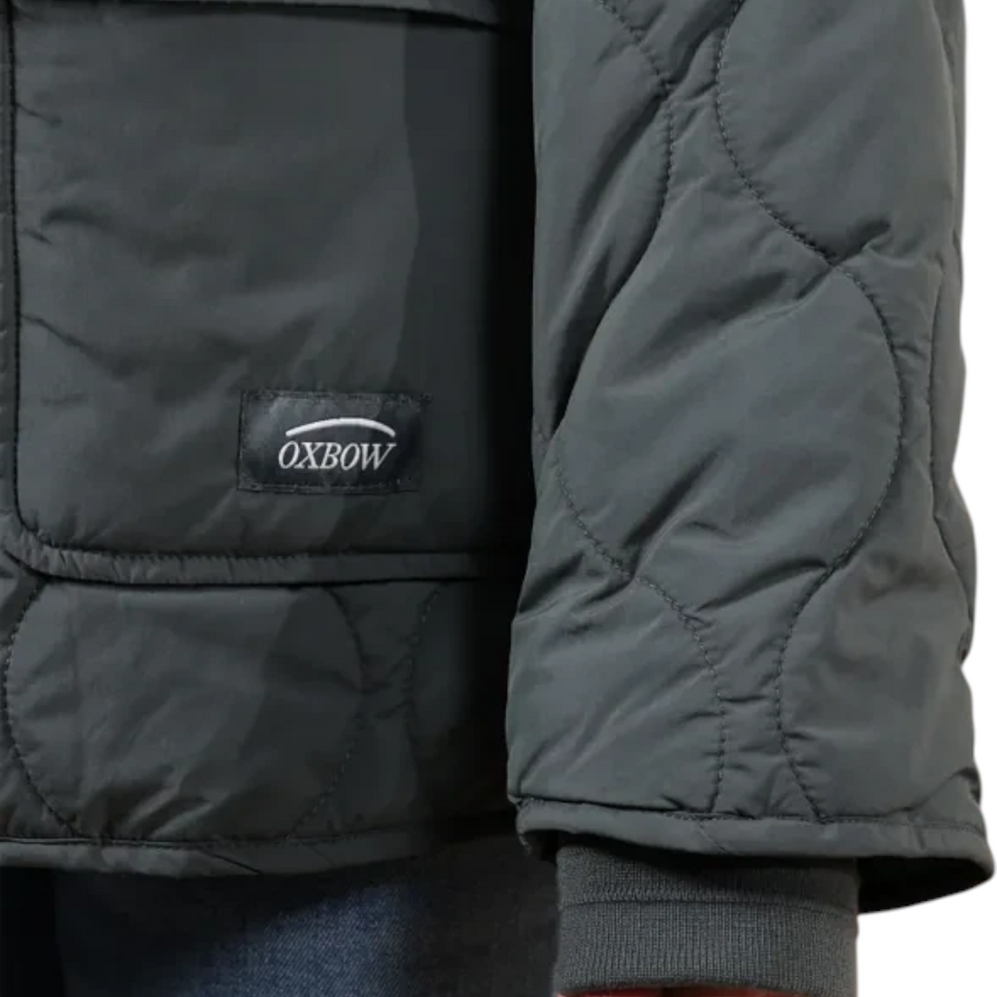 Gros plan sur la veste matelassée Oxbow Paddy-jk couleur gris étain avec logo Born2ride