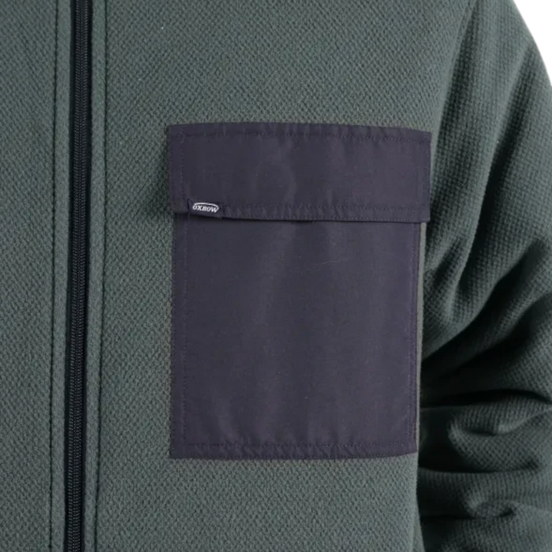 Détail de la poche poitrine contrastée sur la polaire réversible Oxbow Switch-wrm Deep Marine chez Born2ride