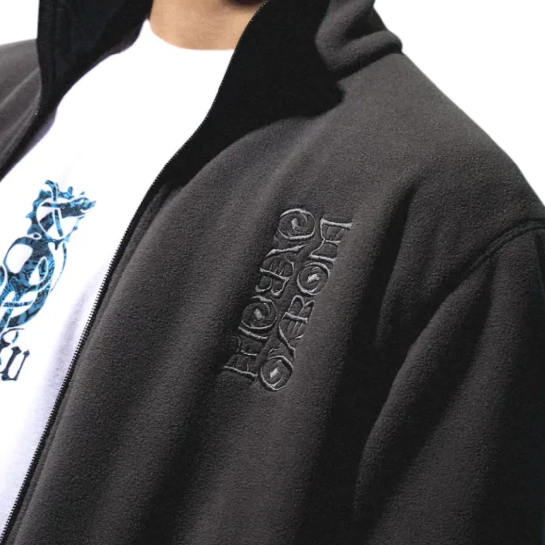 Veste polaire réversible noire Oxbow Rituals-wrm portée, avec logo brodé sur la poitrine, vendue par Born2ride.