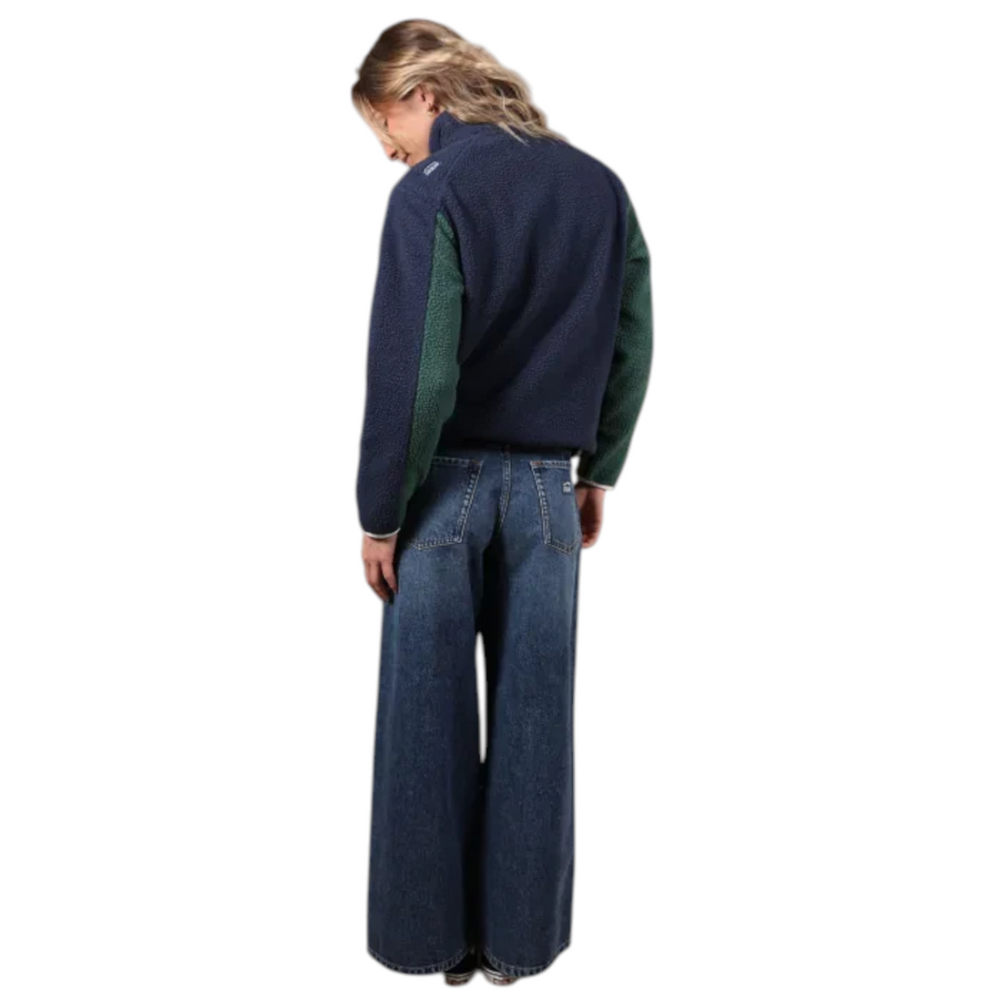 Modèle portant la polaire Born2ride Oxbow Goldie-wrm bleu foncé et verte en sherpa recyclé avec jean large