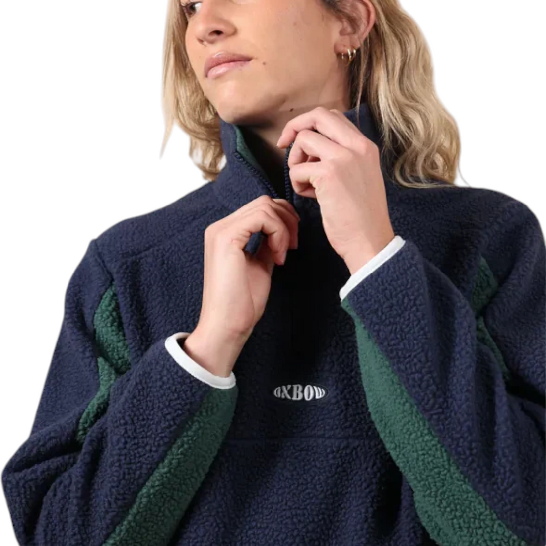 Femme portant la polaire Born2ride Oxbow Goldie-wrm bleu marine et vert en sherpa avec demi-zip et logo brodé