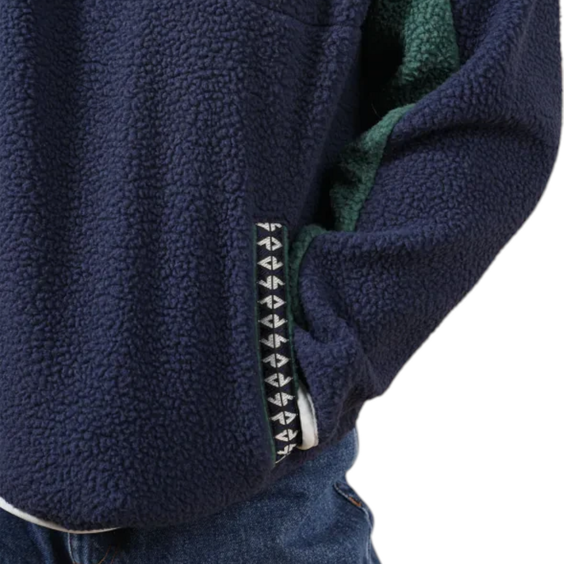 Gros plan sur la polaire Born2ride Oxbow Goldie-wrm bleu marine en sherpa avec détails contrastants et poches