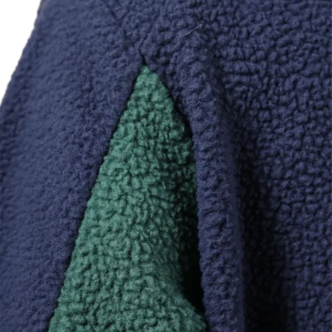 Gros plan sur la polaire sherpa Born2ride Oxbow Goldie-wrm bleu marine et vert avec texture douce et épaisse