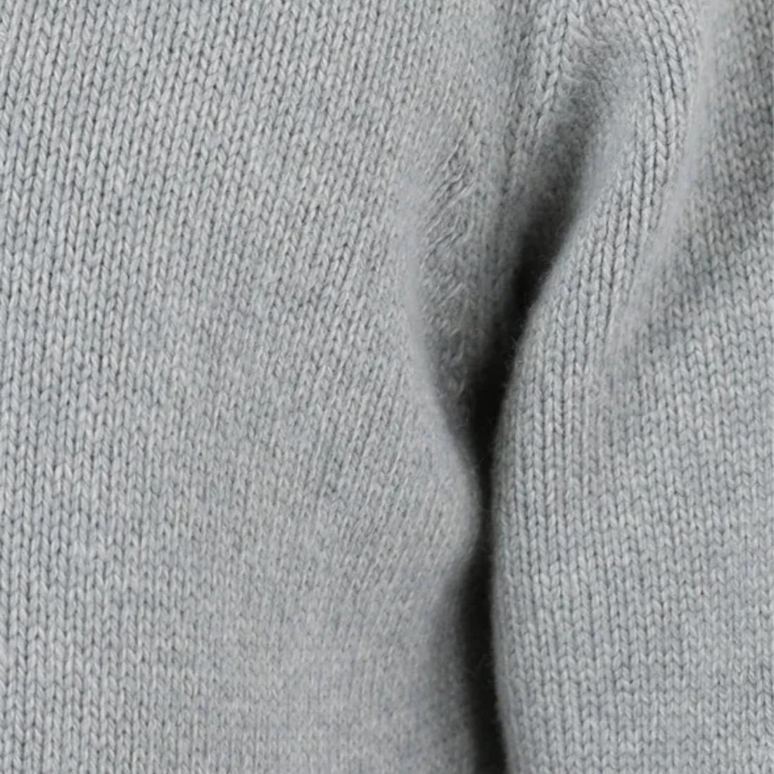 Gros plan sur la maille grise chinée du pull Born2ride Oxbow Staple-jp en mélange coton, polyamide et laine.
