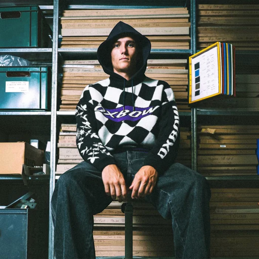 Homme portant le pull Born2ride Oxbow Skolpen3-jp noir et blanc en laine mérinos avec motif jacquard à damier