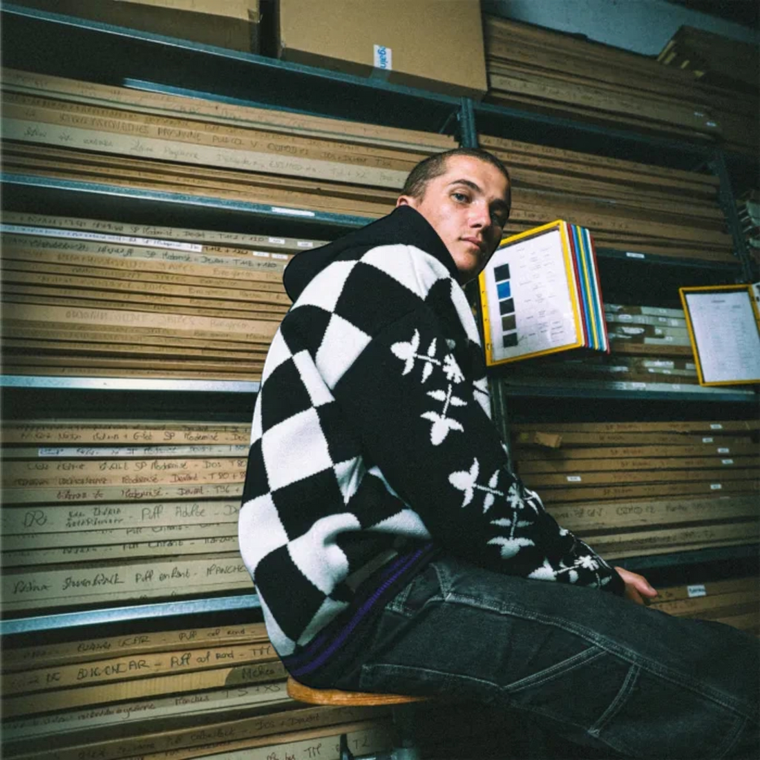 Homme portant le pull Born2ride Oxbow Skolpen3-jp noir et blanc en maille jacquard à motif damier dans un atelier