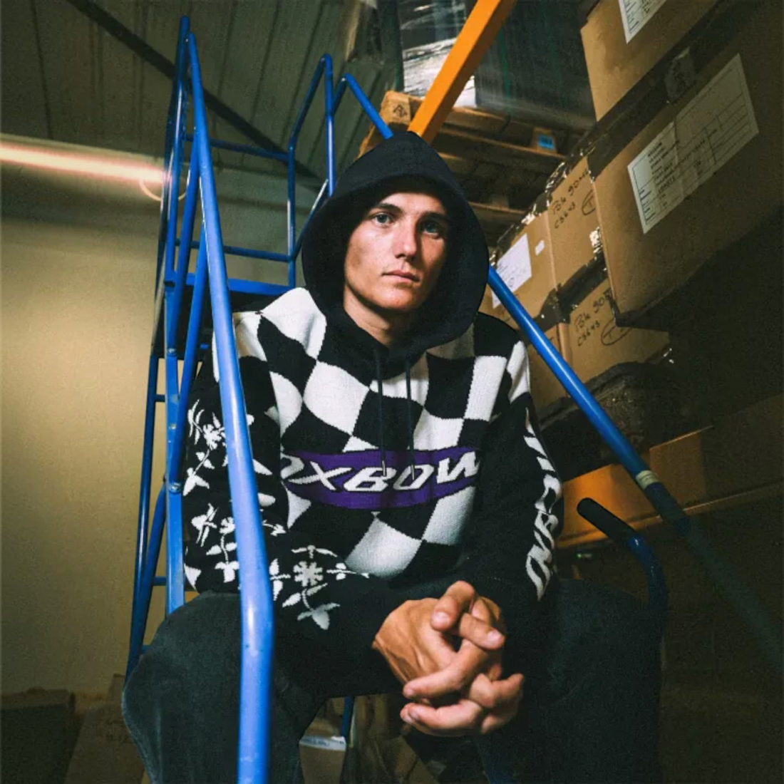 Homme portant le pull à capuche Born2ride Oxbow Skolpen3-jp noir et blanc en tricot jacquard avec logo violet