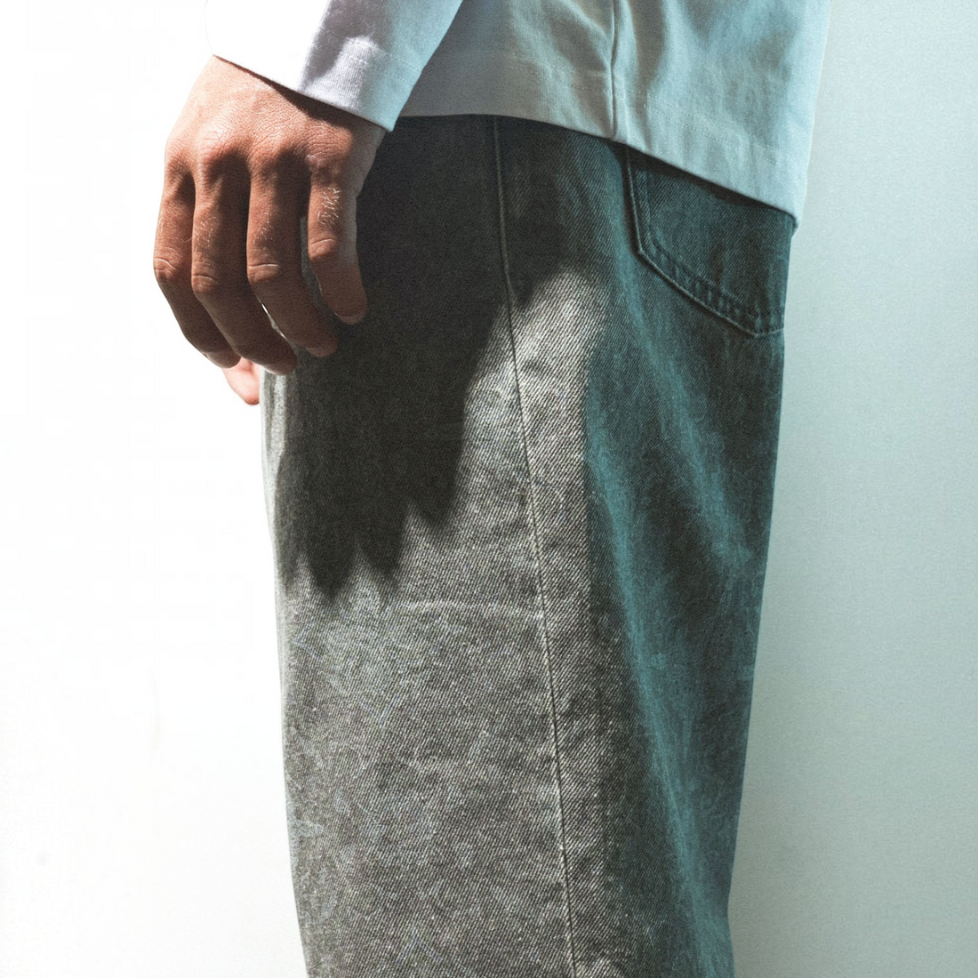 Jean Born2ride Oxbow Rituals-pt en coton couleur Caviar porté par un homme