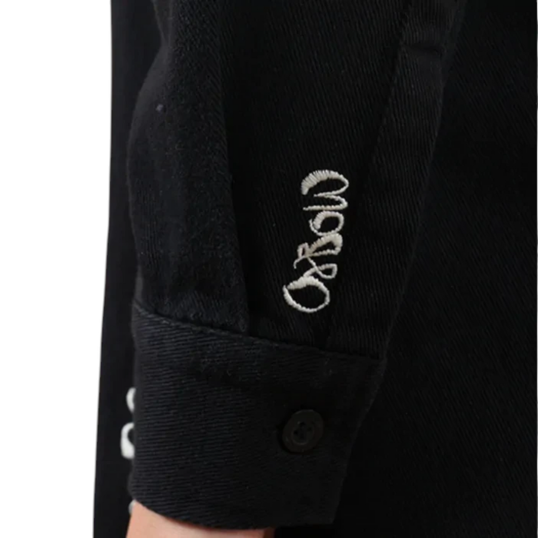 Détail de la manche noire en coton twill épais avec logo Oxbow brodé en blanc sur la robe Born2ride Brodyflo-drs