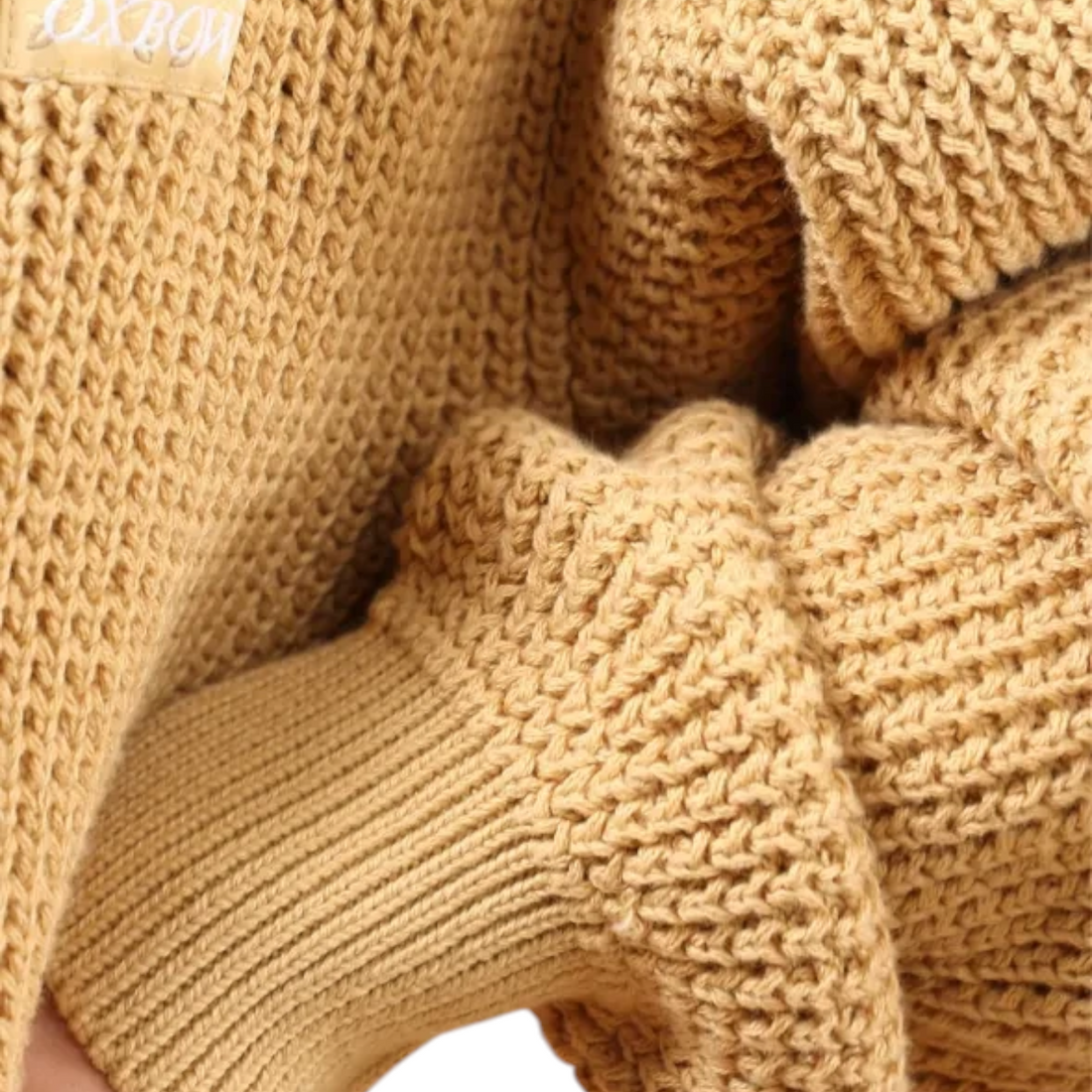 Gros plan sur la maille en coton biologique couleur tan de la robe Born2ride Oxbow avec logo brodé sur l'épaule