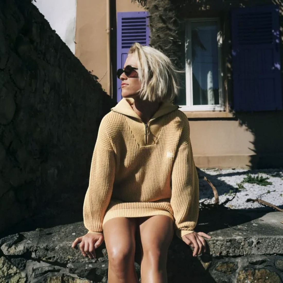 Femme portant la robe Born2ride Oxbow Souany-drs en coton biologique couleur tan avec col zippé et texture gaufrée