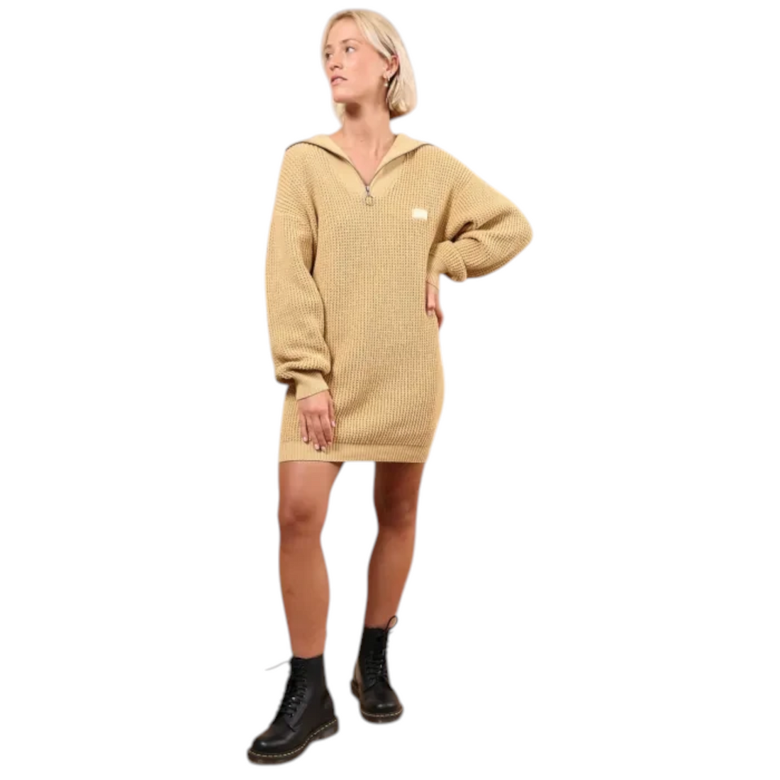 Femme portant la robe Born2ride Oxbow Souany-drs en maille coton bio couleur tan avec col zippé