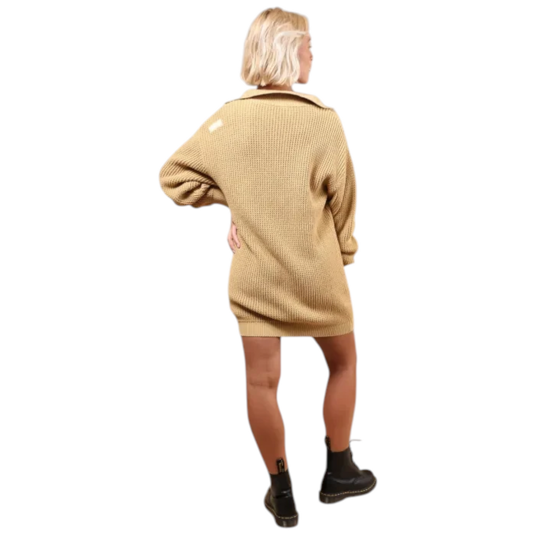 Robe courte en maille Born2ride Oxbow couleur tan avec col zippé portée par une femme vue de dos