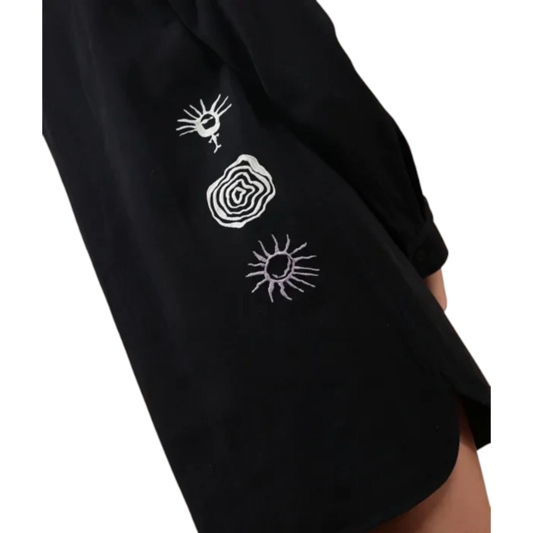 Détail de la manche noire Born2ride Oxbow Brodyflo-drs en coton twill avec broderies blanches de motifs solaires