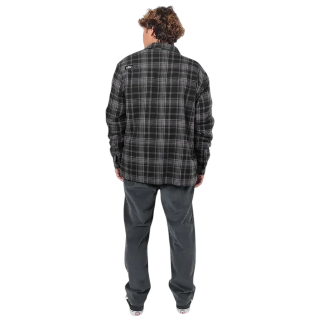 Vue arrière d'un homme portant la surchemise Born2ride Oxbow Getaway-osh en flanelle de coton à carreaux noirs et gris