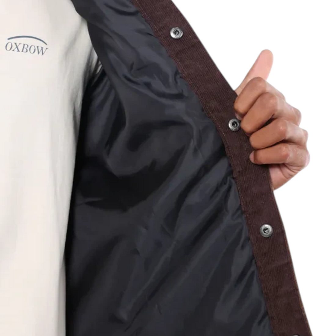 Détail de la doublure intérieure noire et des boutons pression de la surchemise Born2ride Oxbow Outland marron foncé