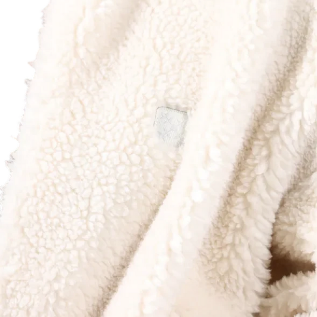 Gros plan sur la texture en sherpa blanc cassé de la veste Born2ride Oxbow Sanna-wrm