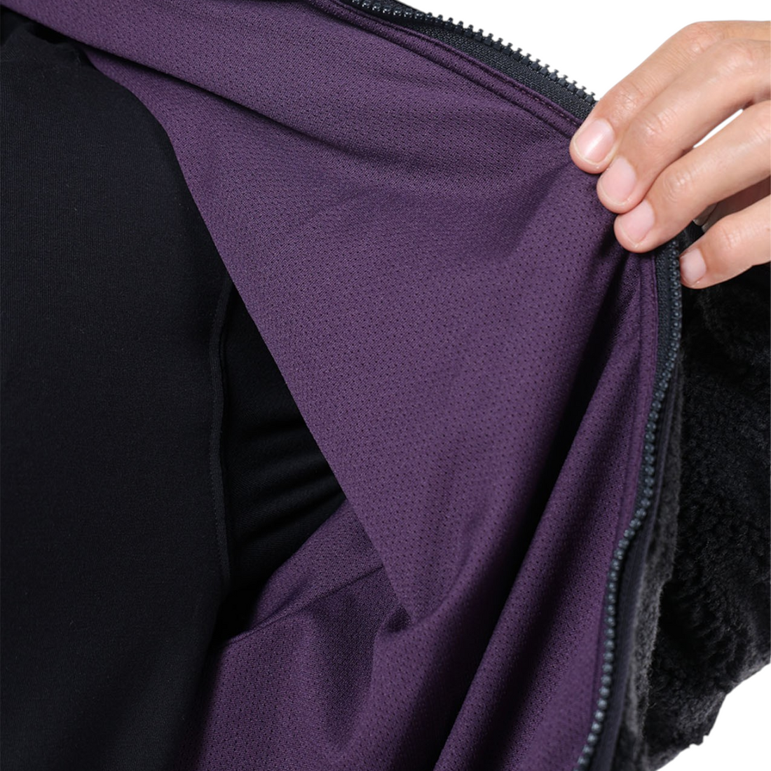 Détail de la doublure filet violette contrastante de la veste sherpa noire Oxbow Twist-wrm chez Born2ride