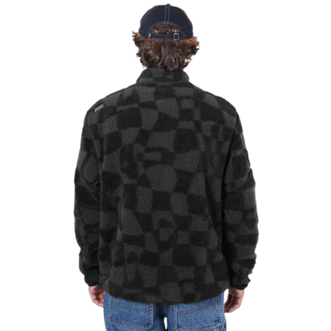 Veste sherpa Born2ride Oxbow Twist-wrm noire à motifs géométriques vue de dos portée par un homme avec une casquette