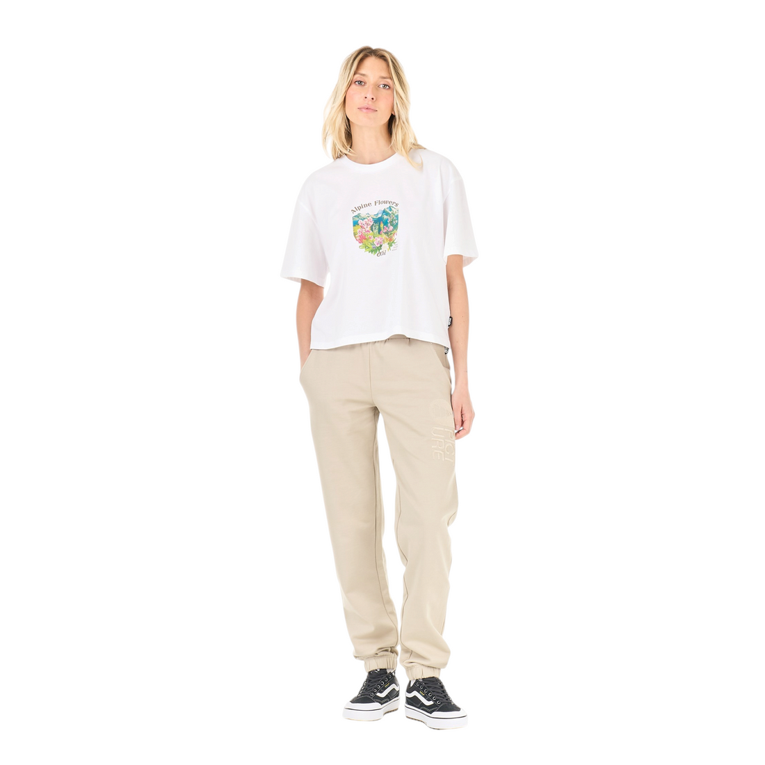 Femme portant le pantalon Born2ride Picture Organic Cocoon Pants beige avec un t-shirt blanc sur fond blanc