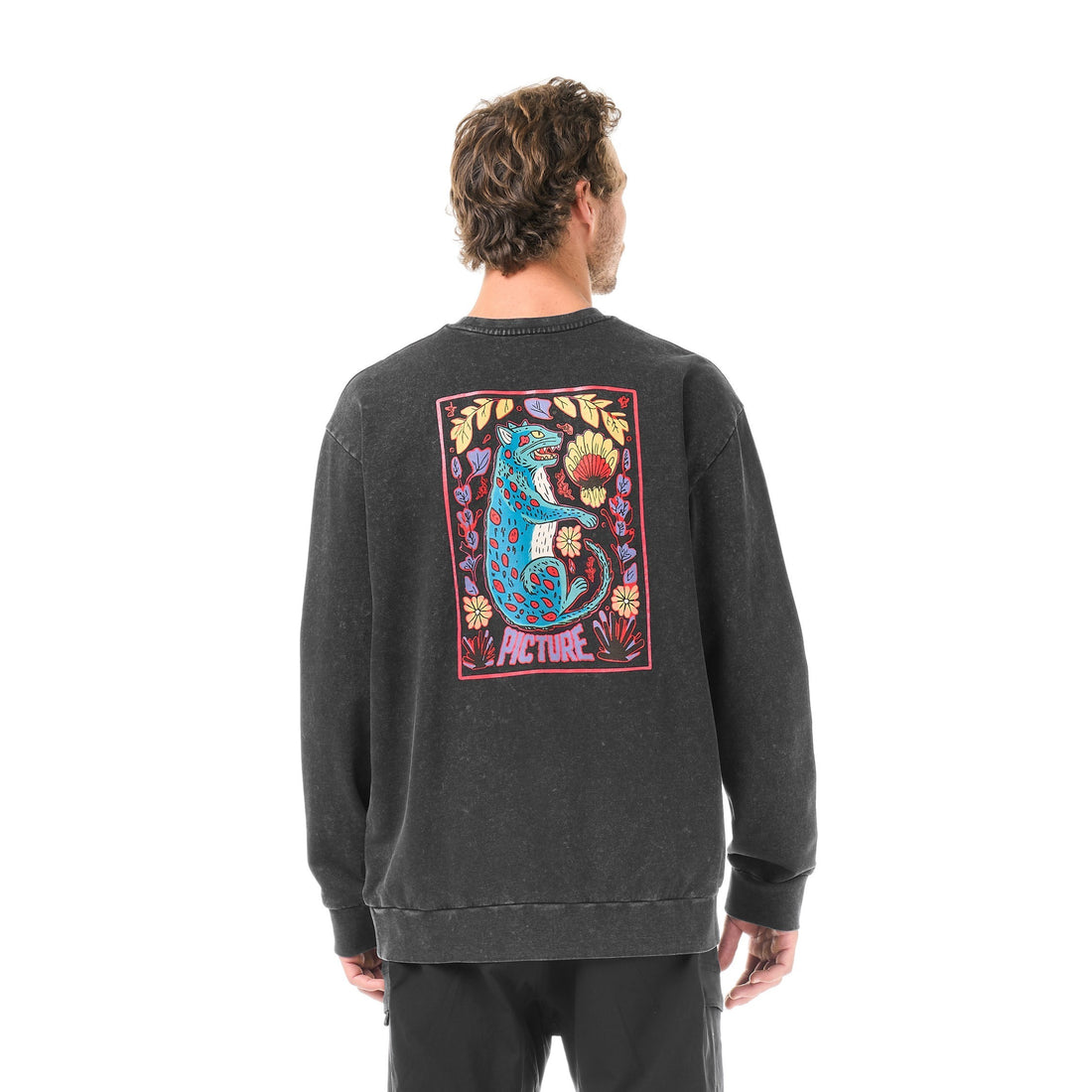 Homme portant le sweat Born2ride Picture Organic Karo Crew noir délavé avec imprimé léopard coloré au dos