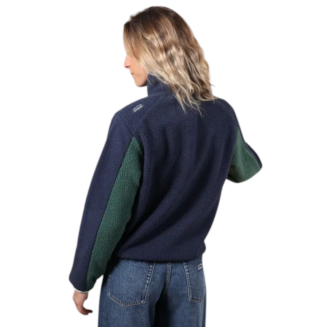 Vue arrière d'une femme portant la polaire Born2ride Oxbow Goldie-wrm en sherpa bleu marine et vert avec col montant