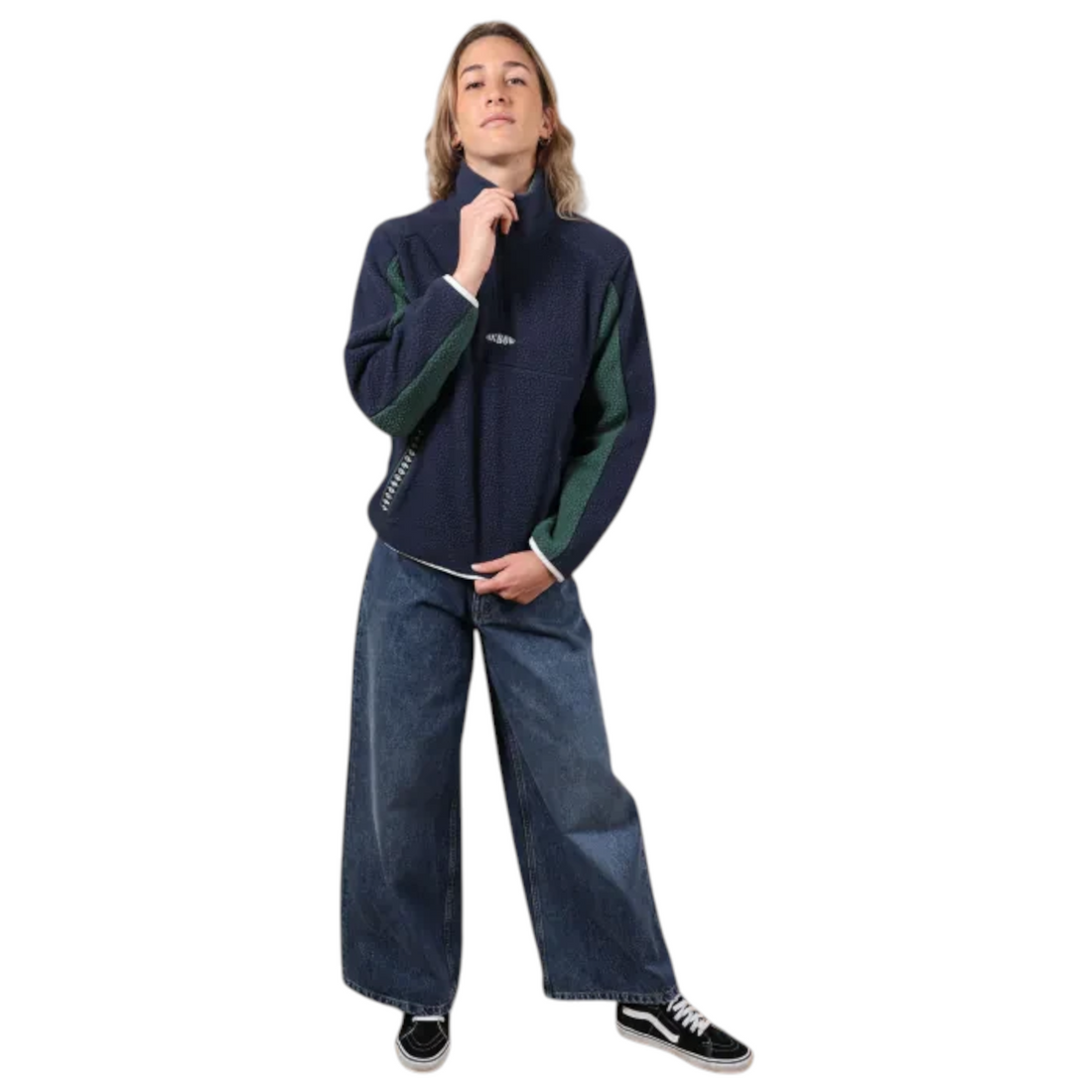Modèle portant la polaire Born2ride Oxbow Goldie-wrm bleu foncé style sherpa avec demi-zip et détails colorblock