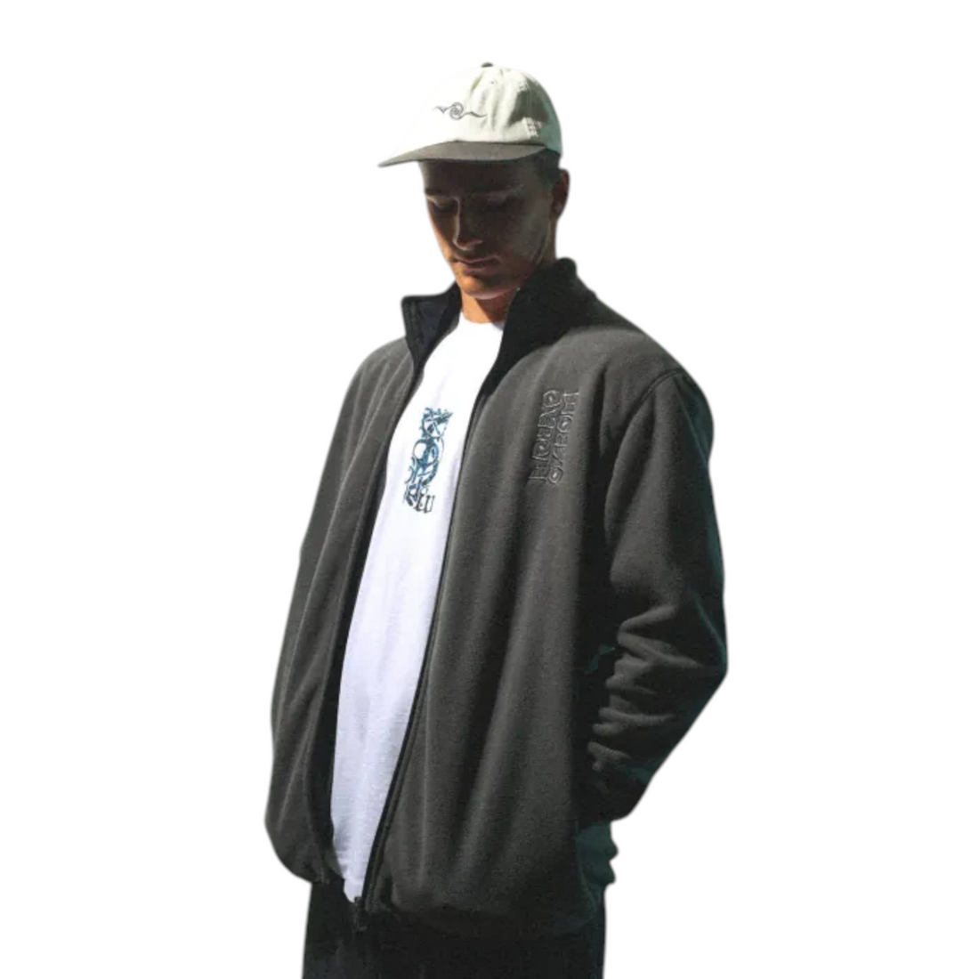 Homme portant la polaire réversible noire Oxbow Rituals-wrm de Born2ride avec un t-shirt blanc et une casquette
