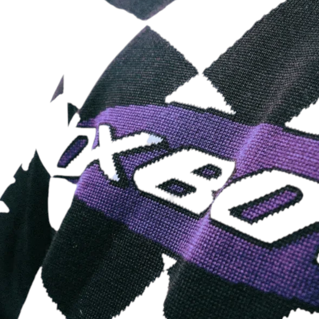 Gros plan sur le tricot jacquard noir et violet du pull Oxbow Skolpen3-jp vendu par Born2ride