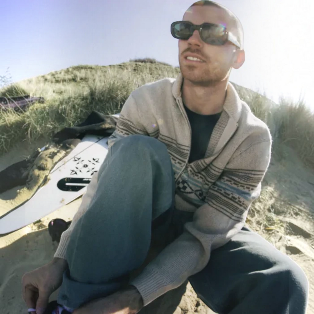 Homme portant un pull zippé texturé Oxbow Wildtrail-jp coloris Seashell sur une plage, vendu par Born2ride.